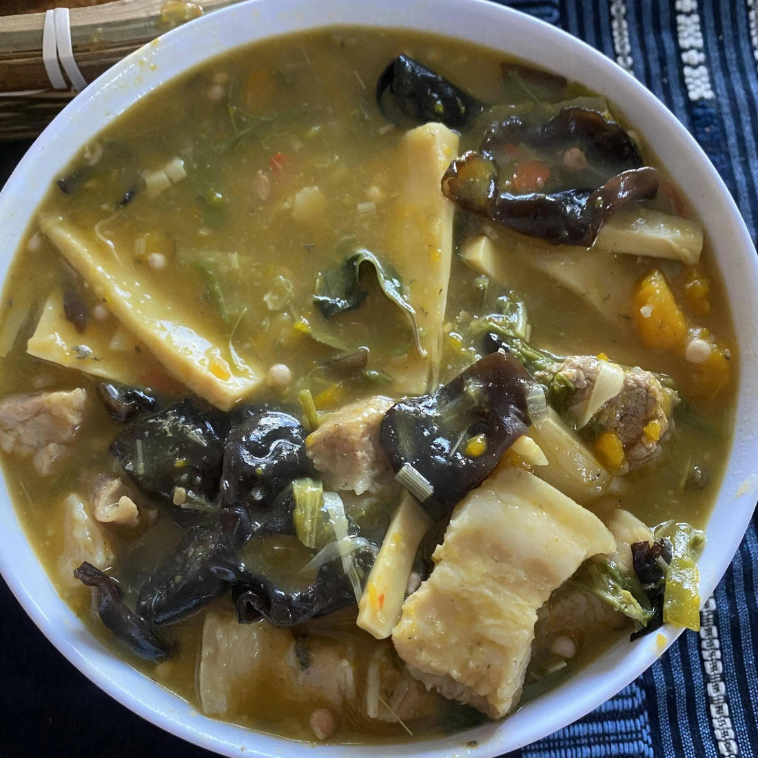 Kjøp Bamboo Shoots in Yanang Leave Juice - Maeban, 300g på nett - Fodda.no Asiatiske nettbutikk