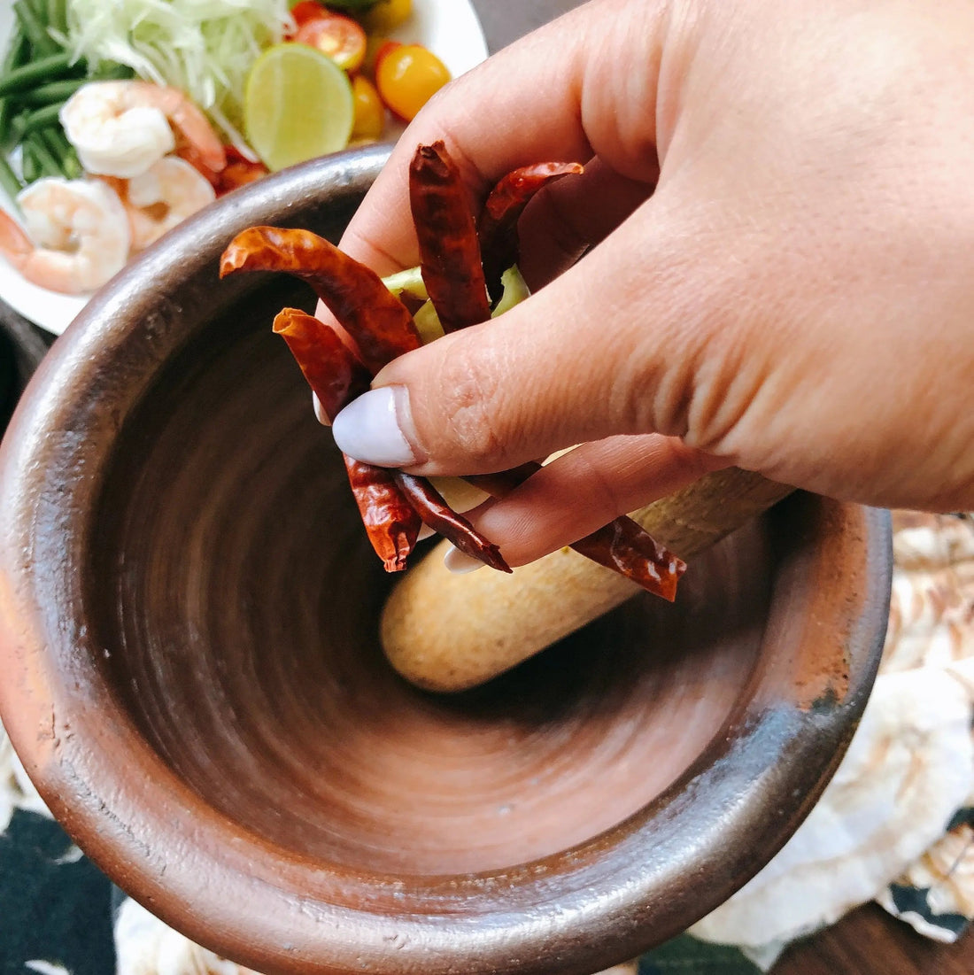 Kjøp Thai Earthen Mortar & Wooden Pestle Medium, 28cm på nett - Fodda.no Asiatiske nettbutikk